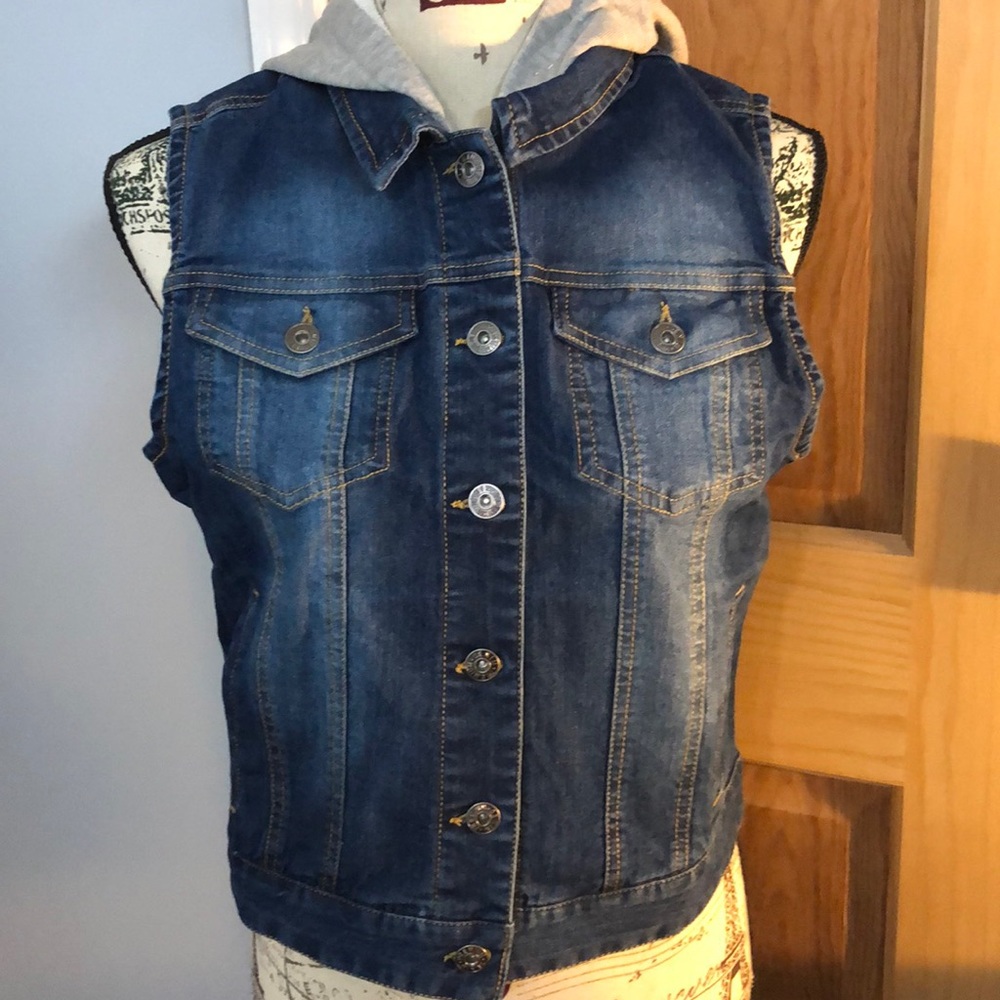 DENIM BUTTON HOODED VEST